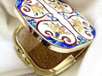 Baosiwei 6090 UV Flatbed Printer printing elegant and detailed patterns on compact mirrors and small accessories using UV ink