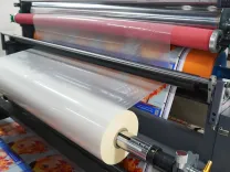 宝斯威 1.9 米 16 头彩箱打印机覆膜功能展示，呈现高品质覆膜效果